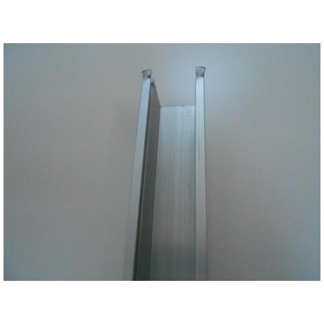 Guide 28x17 in alluminio anodizzato argento, in cui verrà inserito lo spazzolino